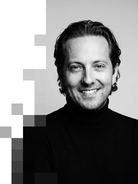 Porträt von DI (FH) Walter Raboch, Geschäftsführer von ingen. Die linke Bildkante löst sich in einzelne quadratische Module auf.